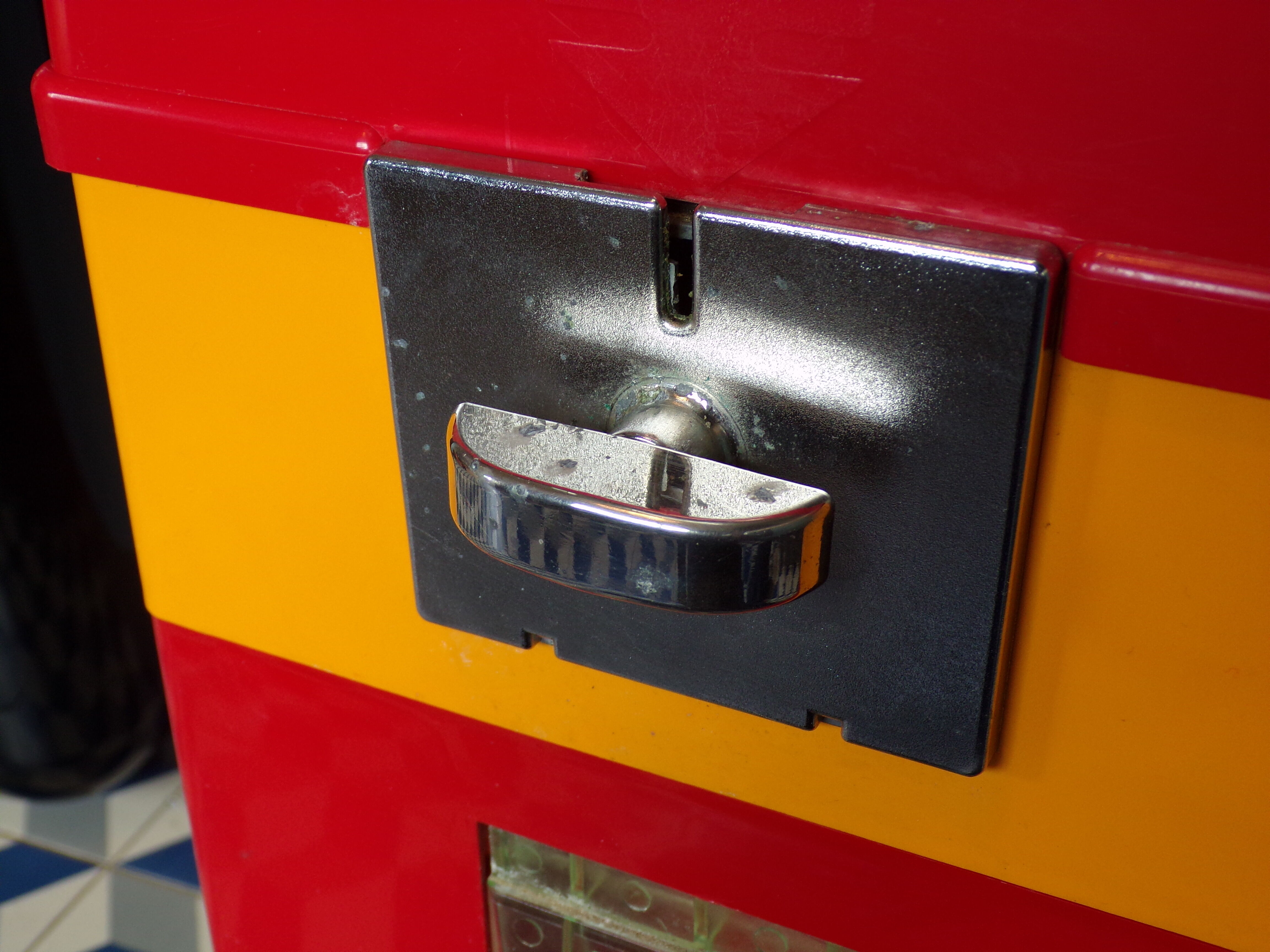 Vintage chewing gum dispenser