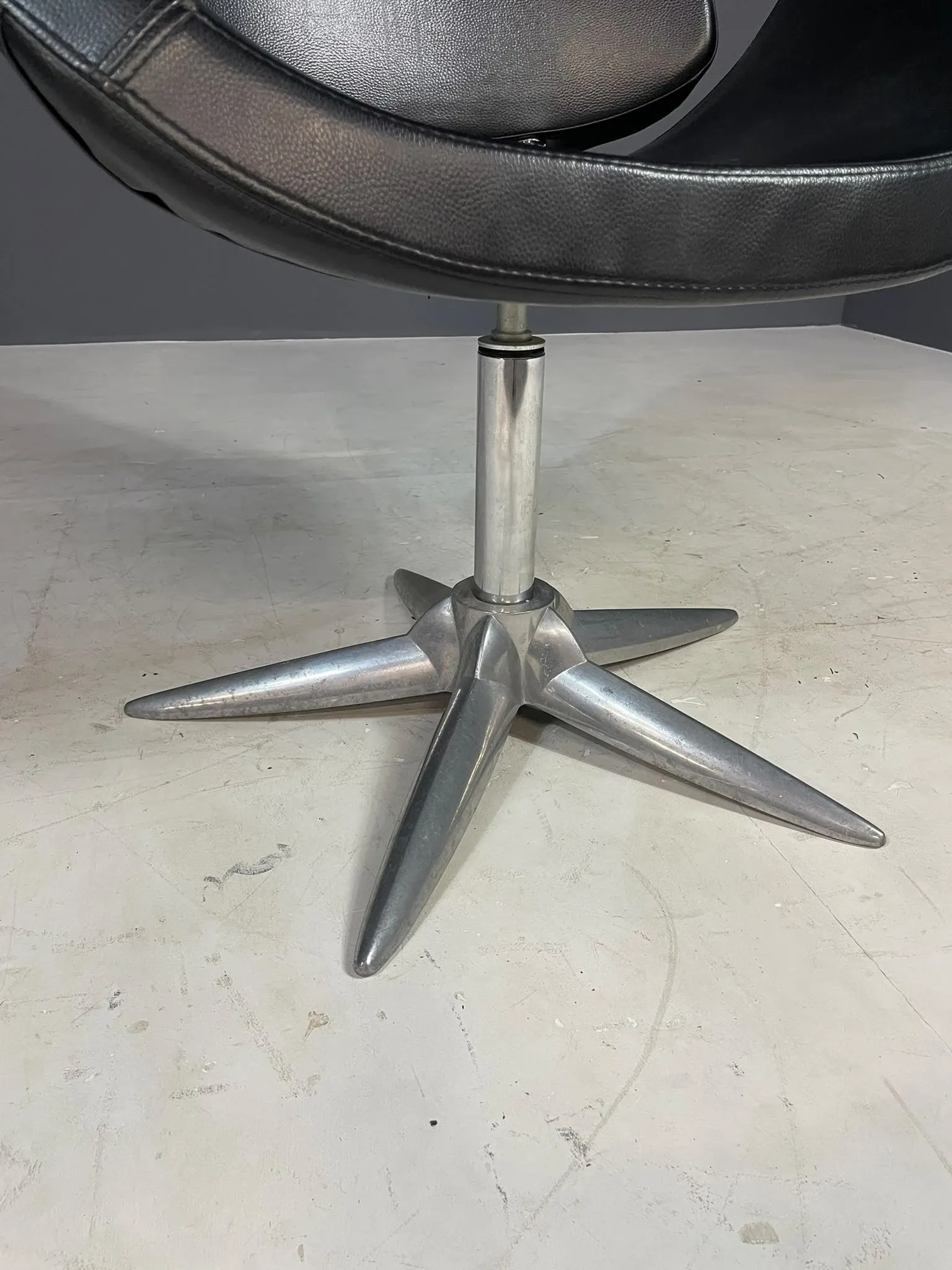 Alipes black swivel salon chair with chrome star base by Giorgetto Giugiaro for Gamma & Bross, Italy, contemporary, 85 × 70 × 60 cm