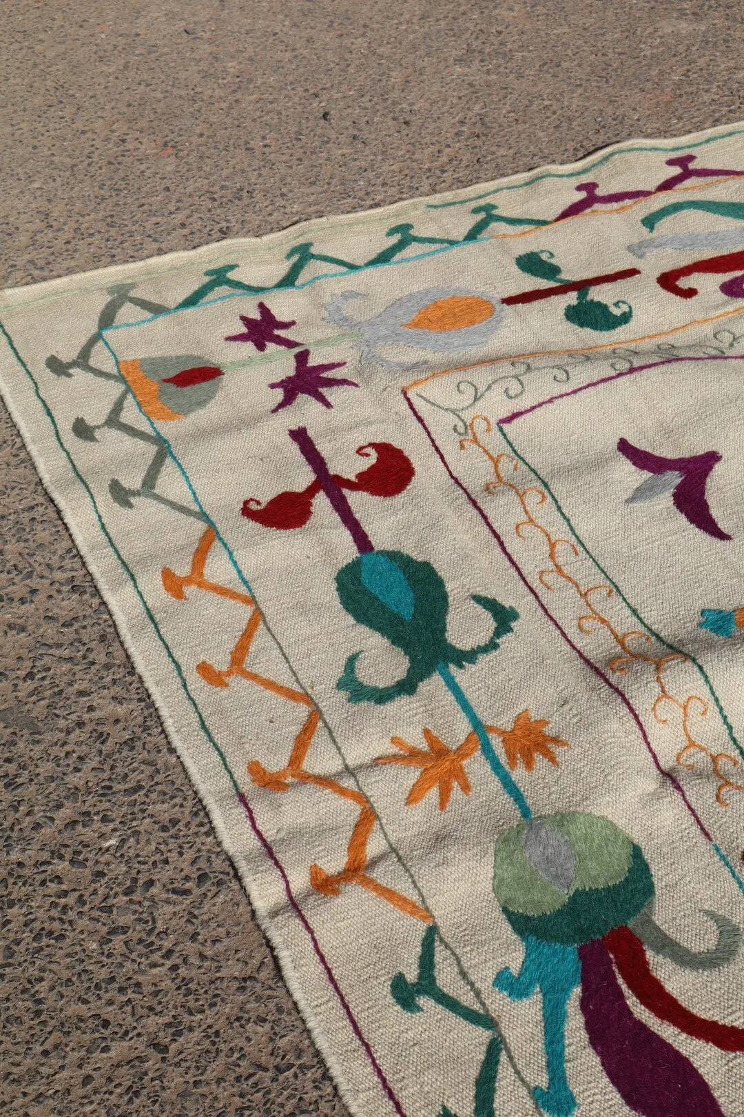 White blue multicoloured kilim suzani rug – 240x170 cm