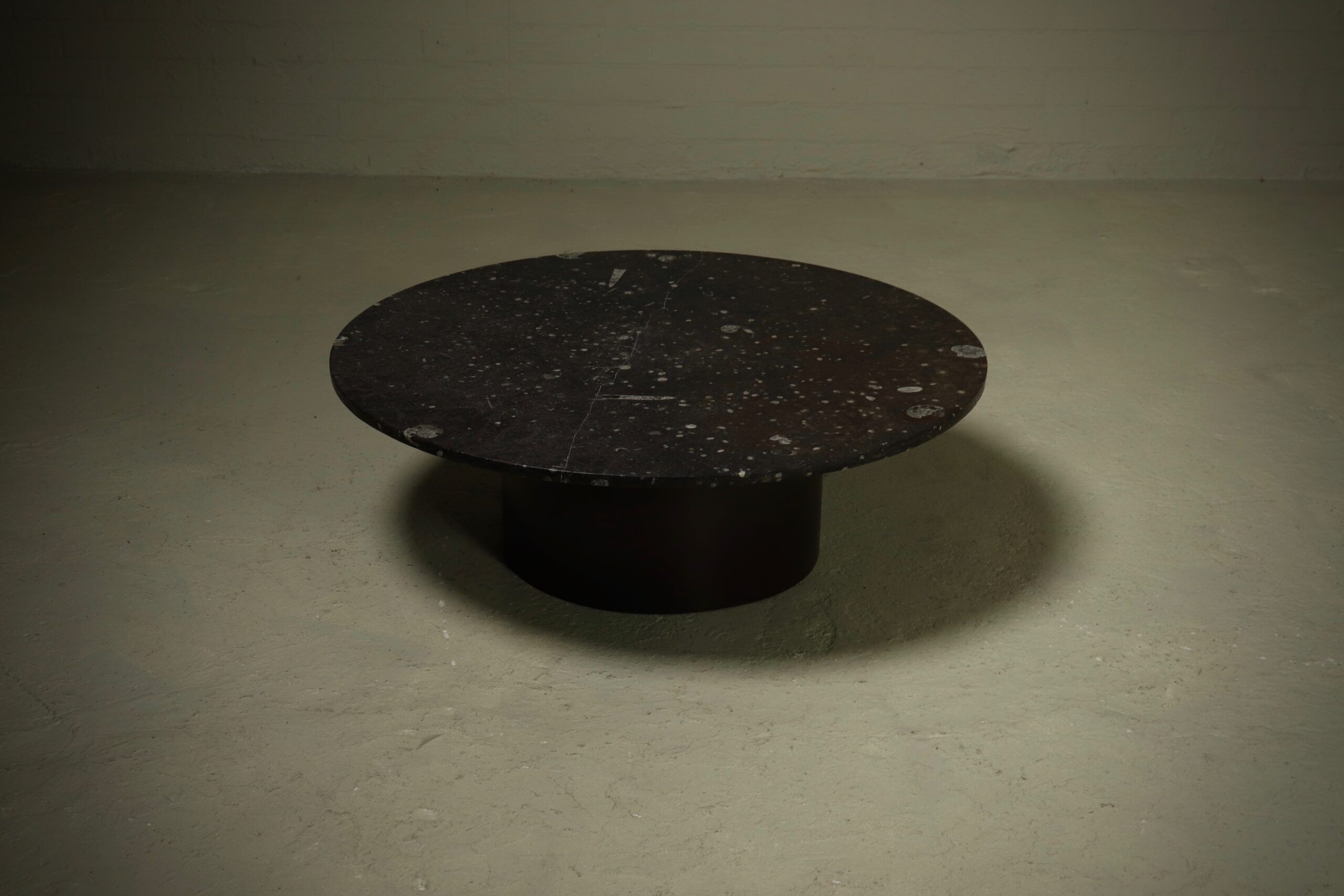 Table basse en pierre fossile rare et acier par Metaform années 1970