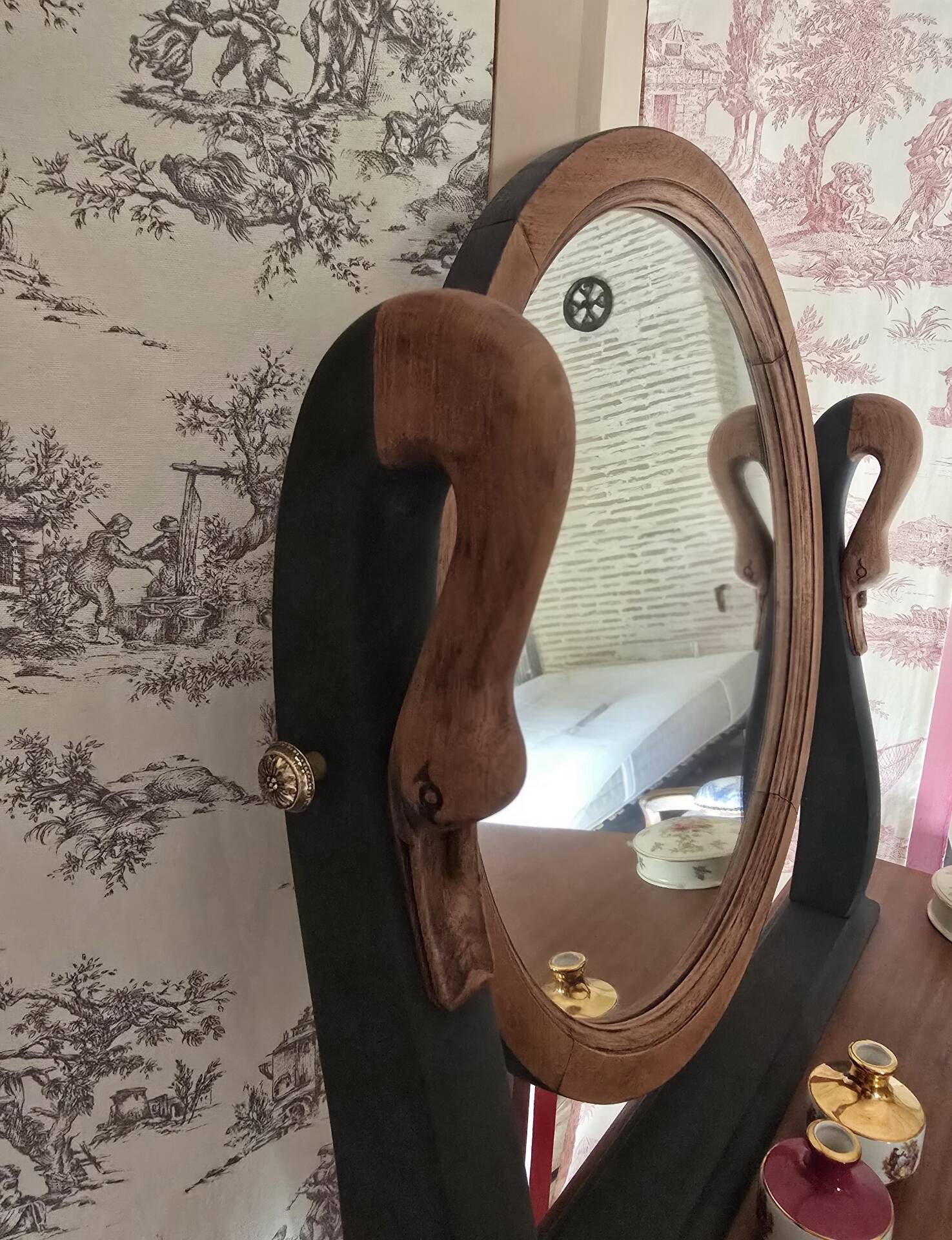 Coiffeuse à têtes de cygne