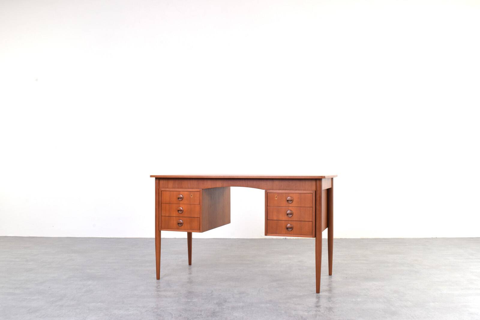 Bureau en teck danois des années 1960.