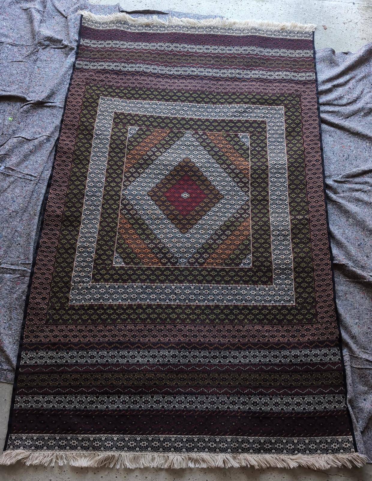 Tapis afghan artisanal réalisé à l’aiguille – 175 × 135cm