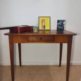 Spindle leg desk