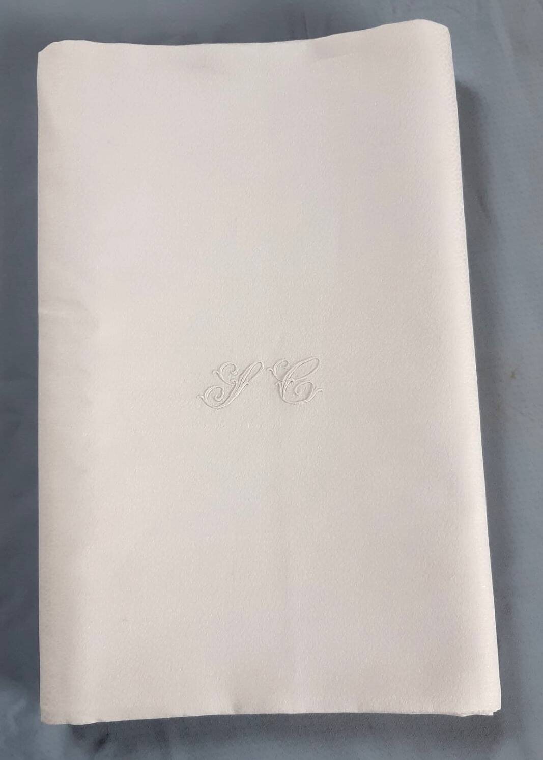 Large marbled damask tablecloth 2m x 2m80 monogrammed SC