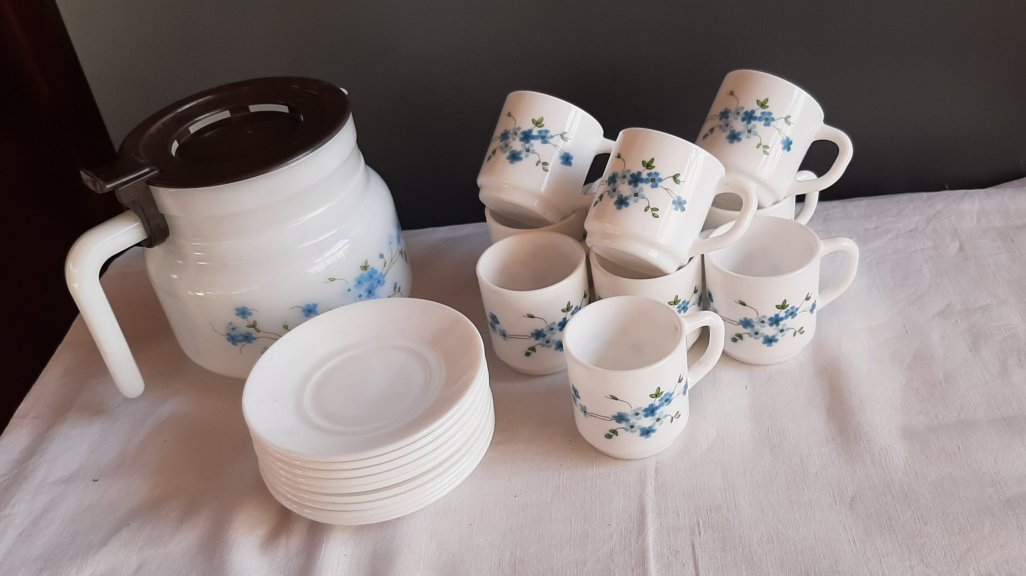 Coffee pot and forget-me-not cups