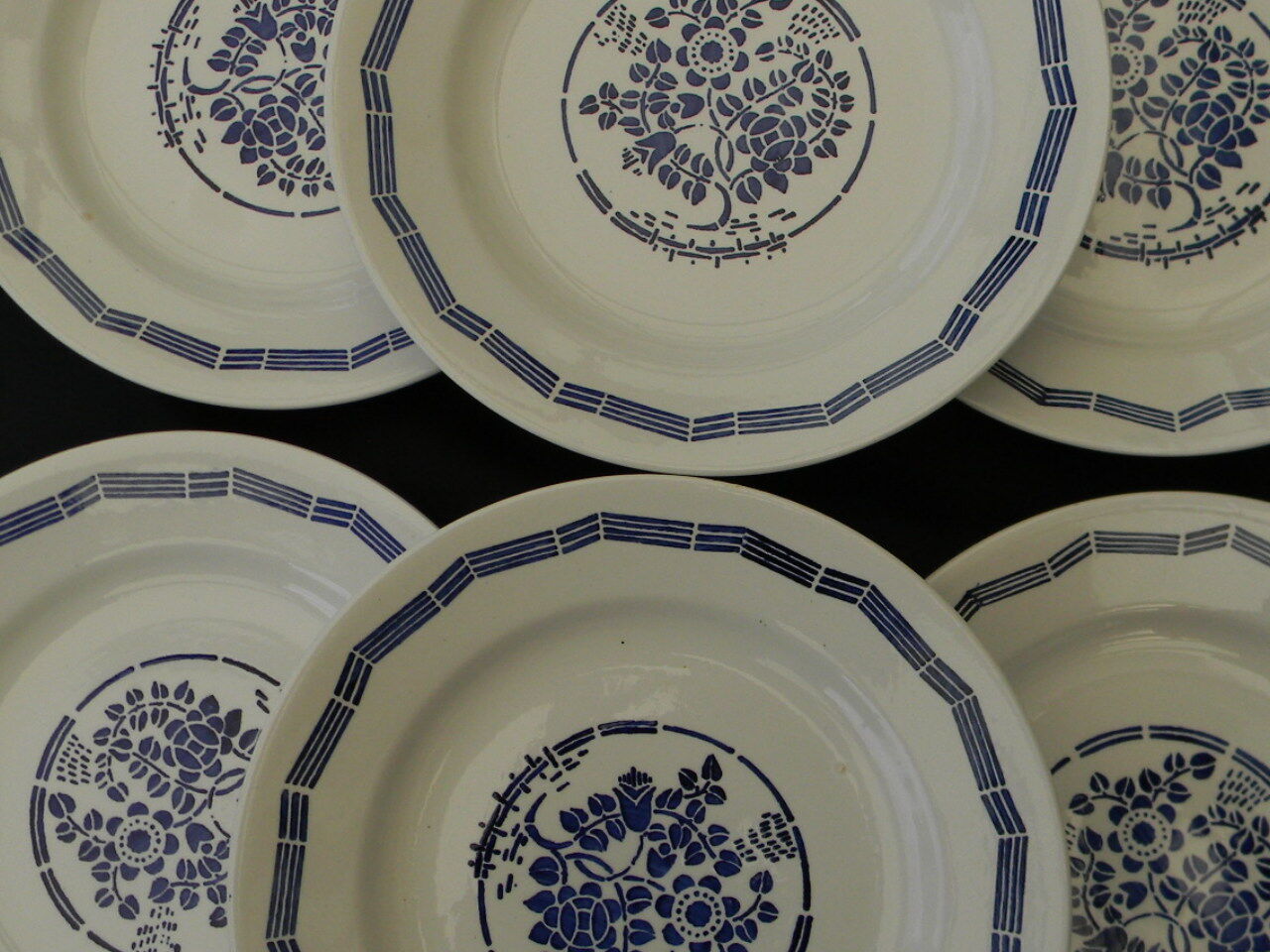6 flat plates in earthenware from SAINT AMAND. Blue decoration.