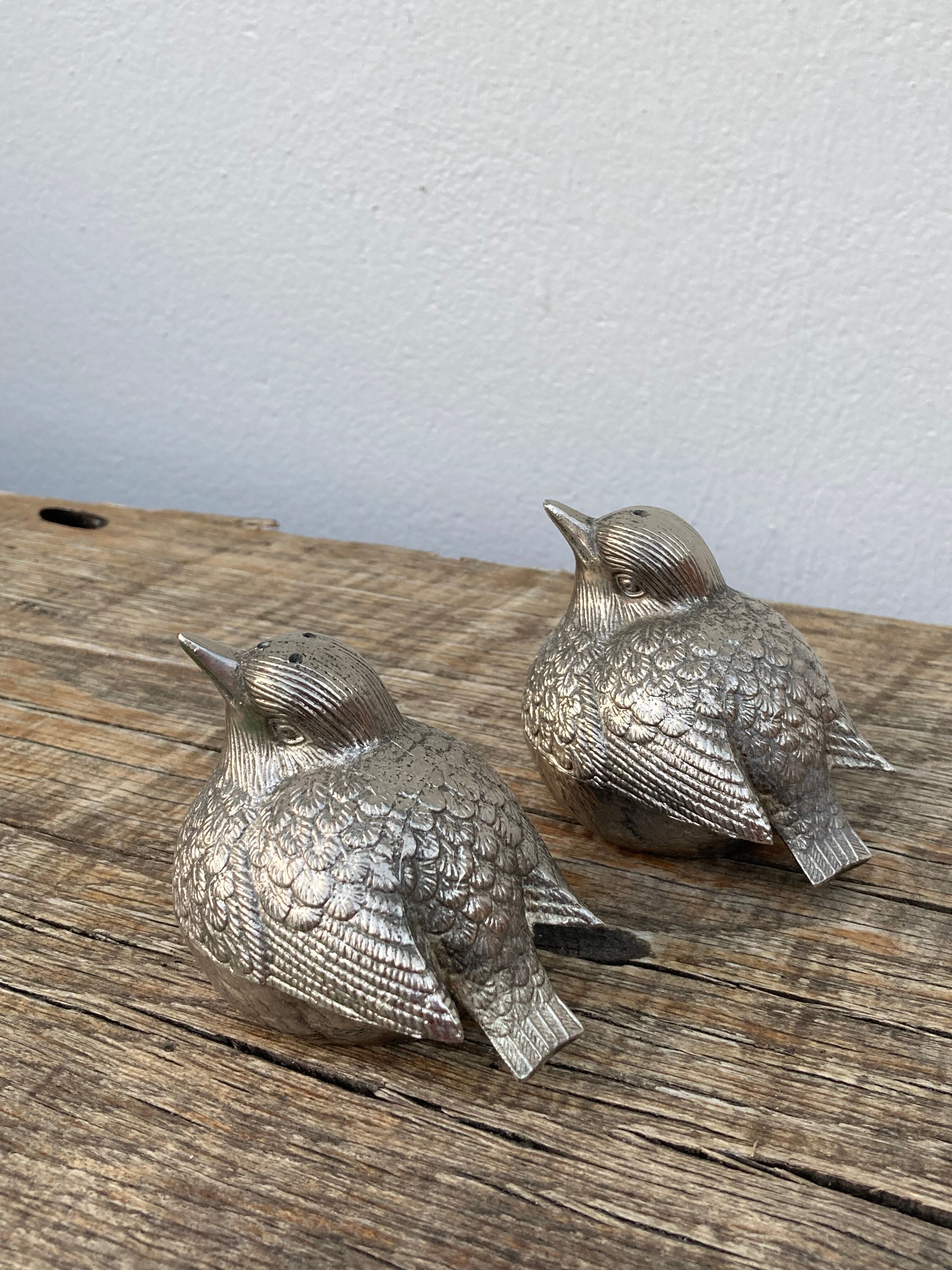 Duo of salt shaker and pepper in the shape of a bird in silver metal and its basket