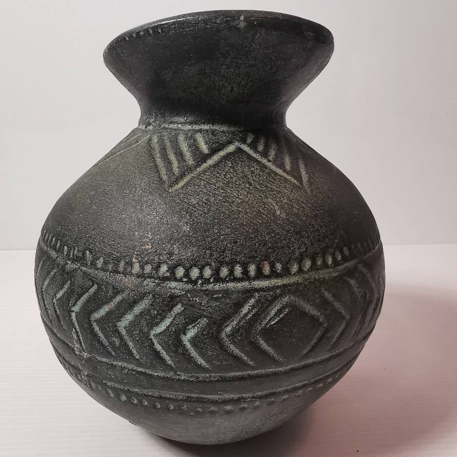 Vintage native american jug pot with geometric patterns in green / gray tones