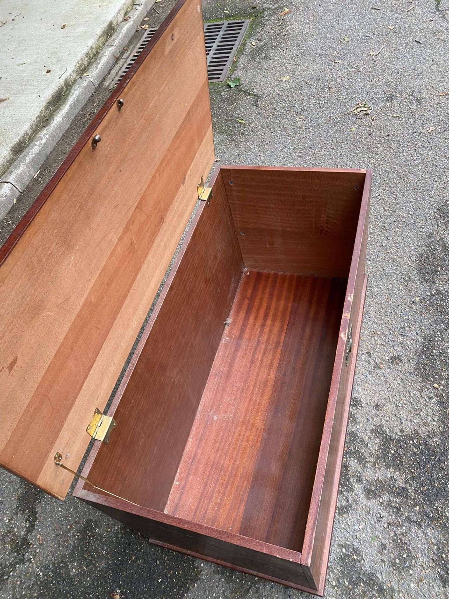 Malle coffre vintage en bois gravé à l'encre de Chine