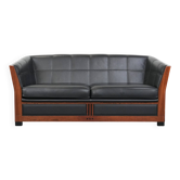 Canapé design 2,5 places en cuir noir Art Déco avec de magnifiques boiseries.