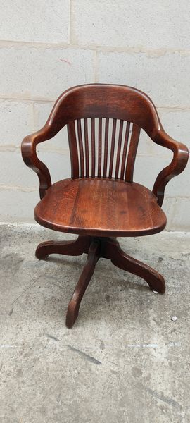 Old American office chair rounded around 1940 in oak