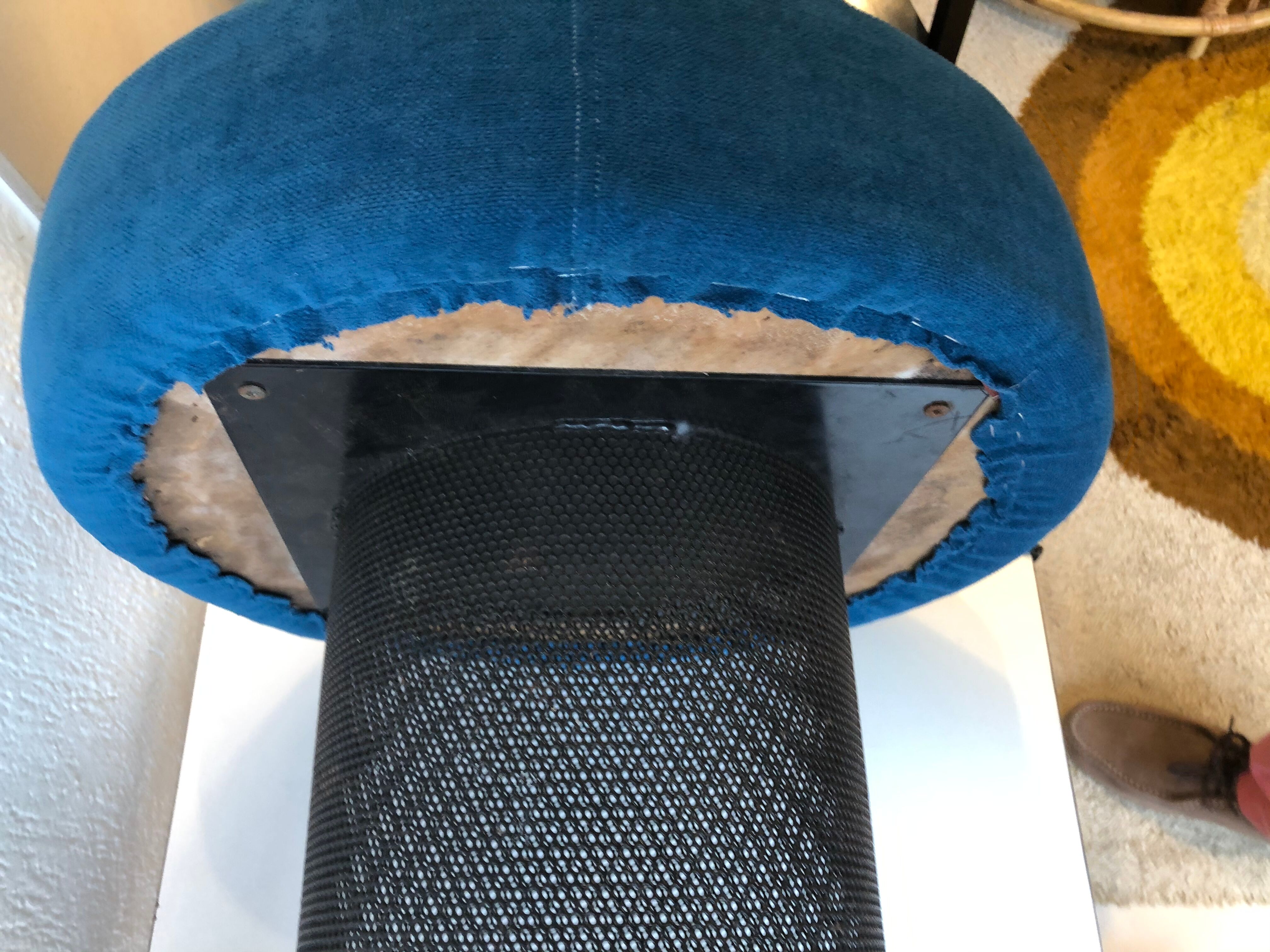 Tabouret ou pouf vintage en tôle perforée vers 1950
