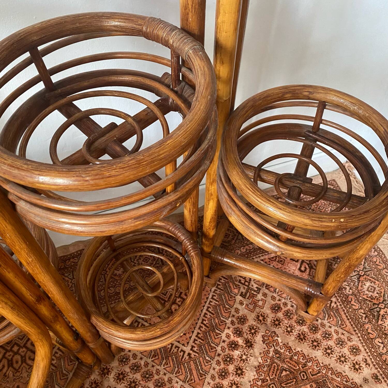 Rattan plant stand screen