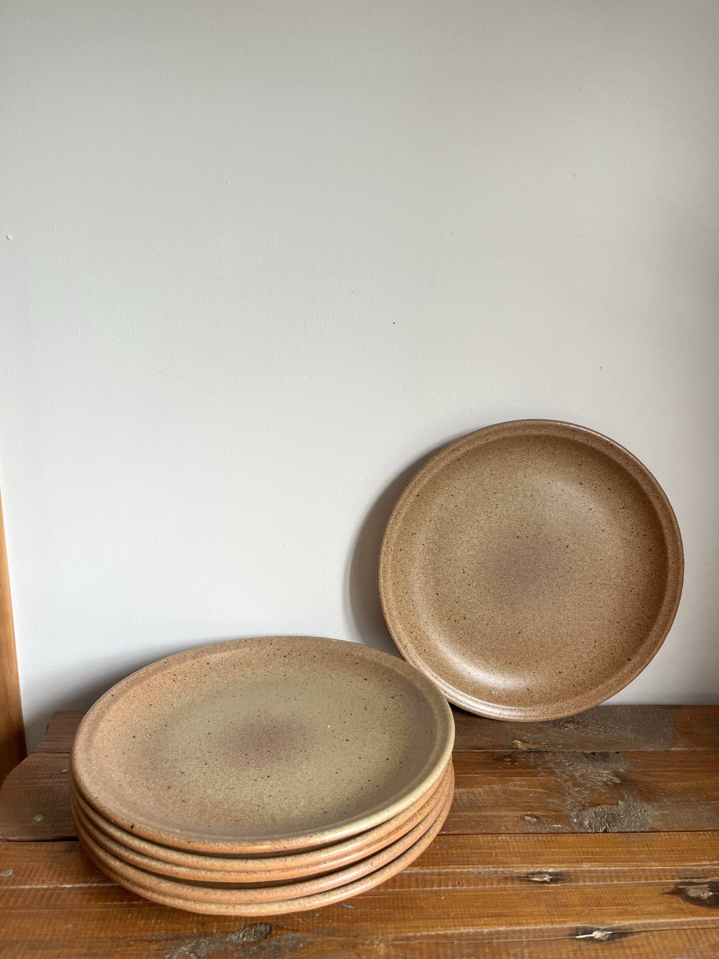 6 flat plates in stoneware