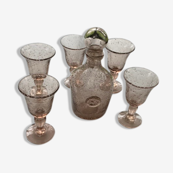 Service de la verrerie de biot en verre soufflé rose composé de 5 verres et une carafe vintage