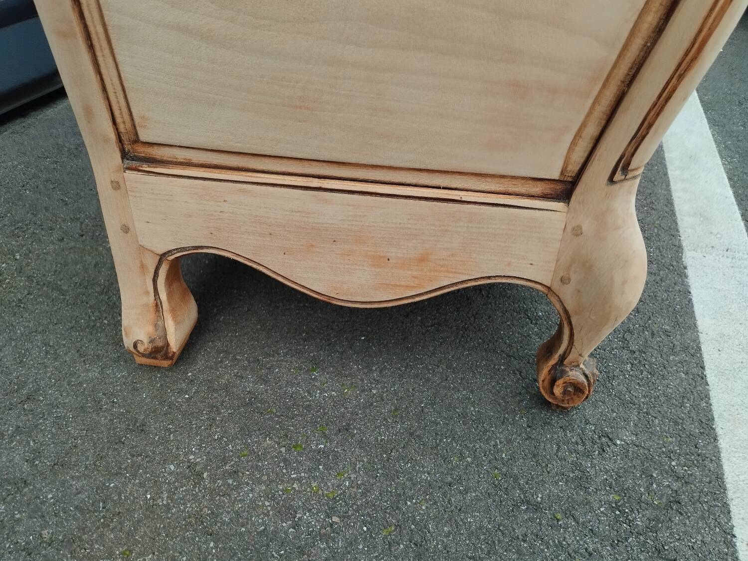 Beautiful antique Louis XV style chest of drawers