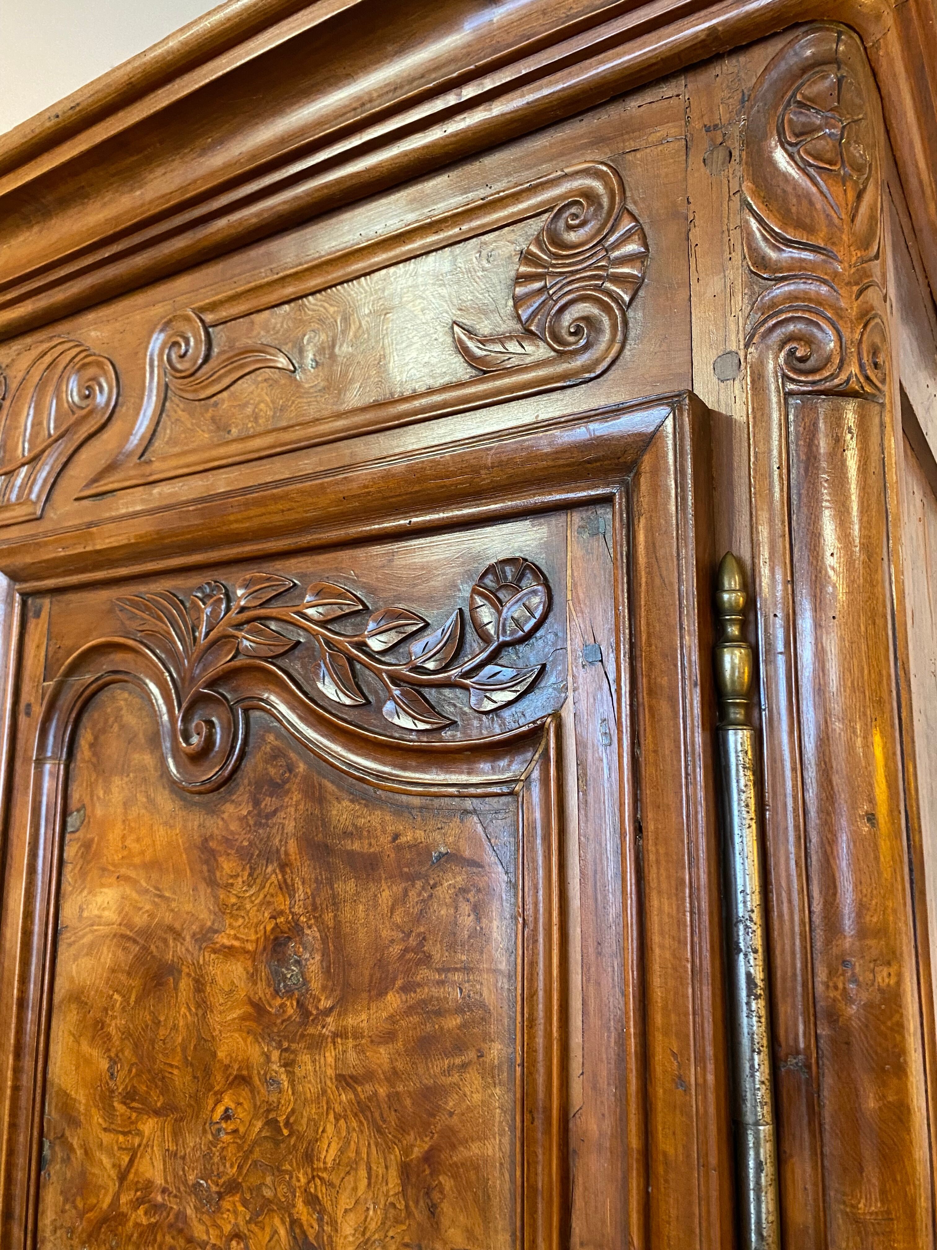 Bressane cabinet dated 1863, in walnut, ash and ash magnifying glass