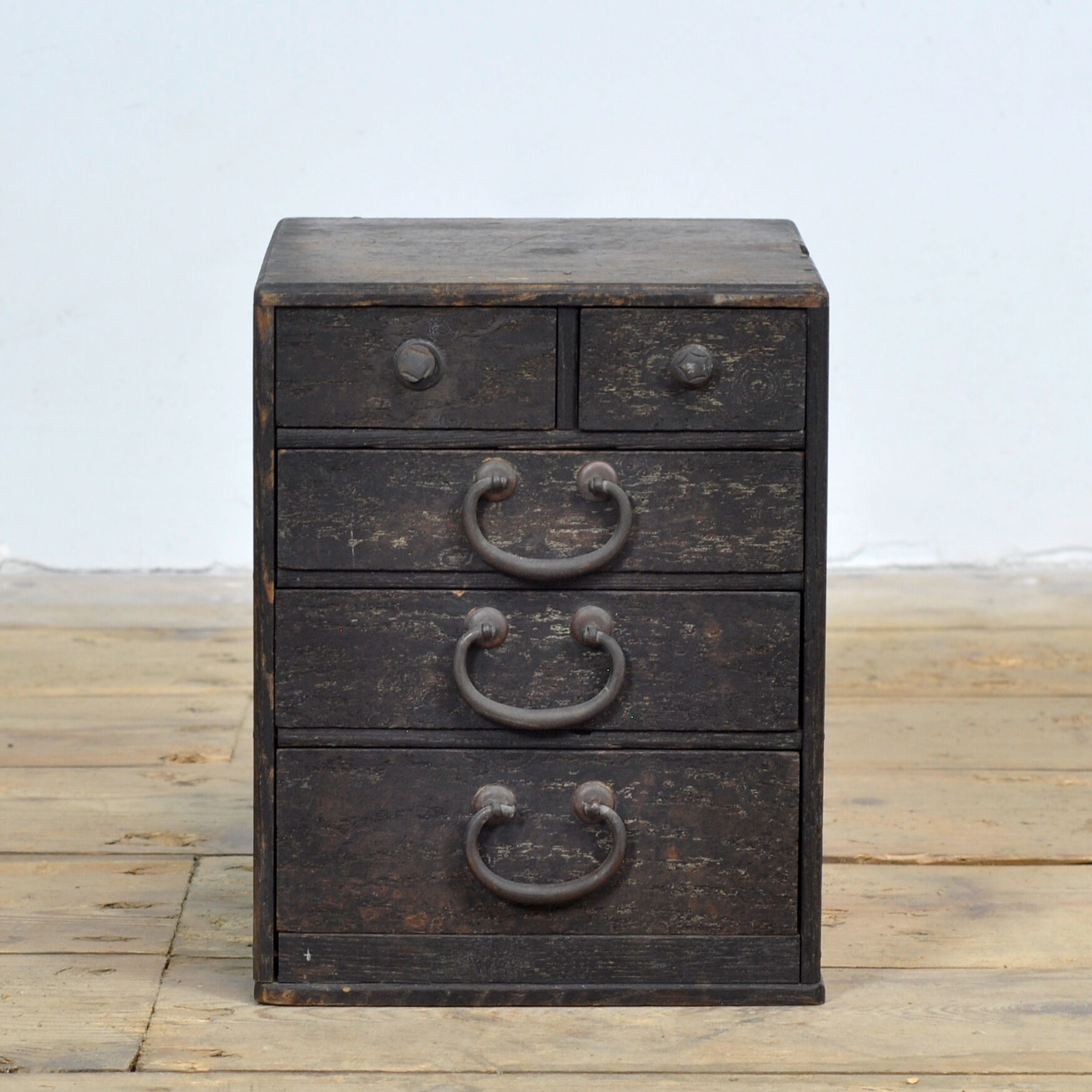 Petite commode japonaise, vers 1900
