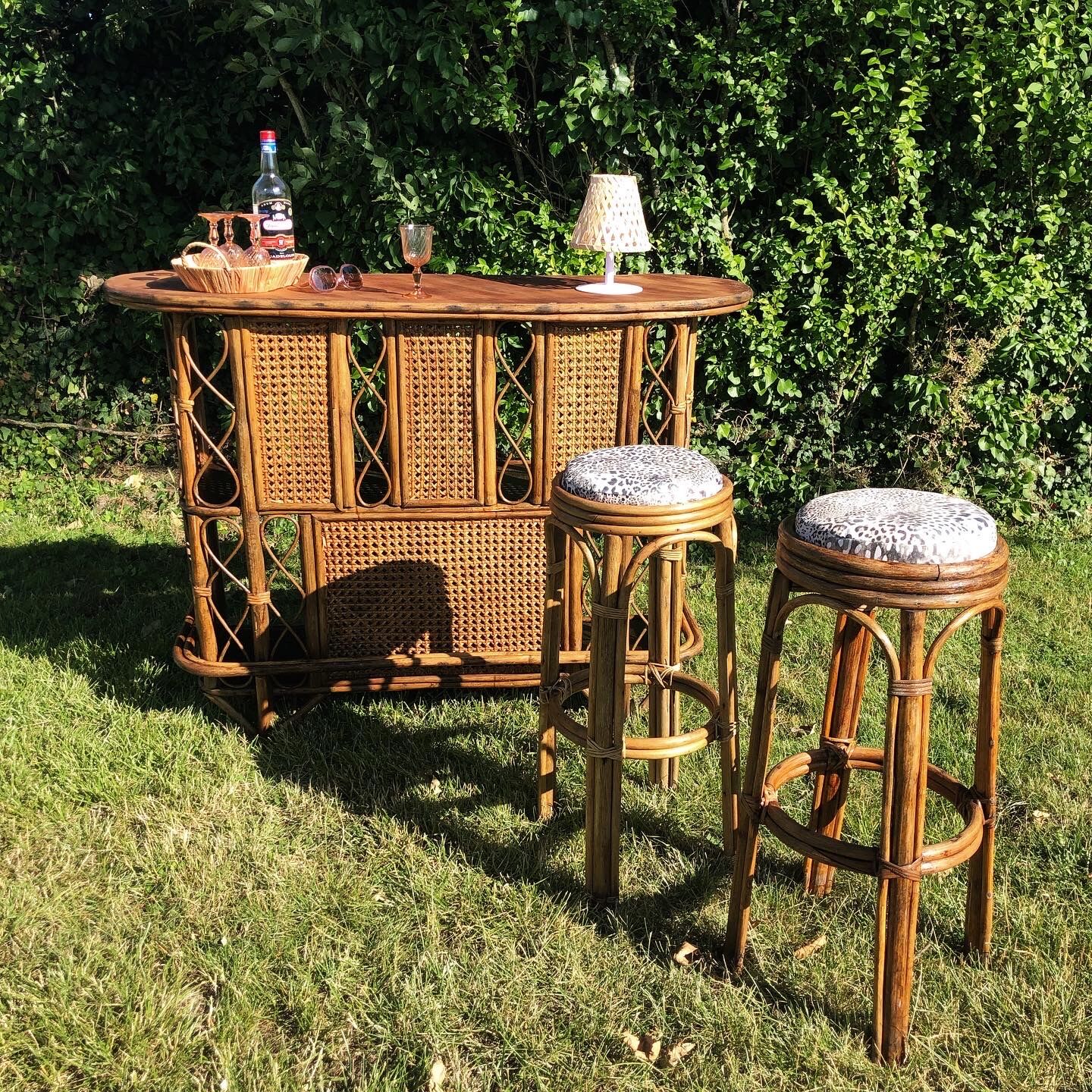Rattan and cannage bar and 2 stools