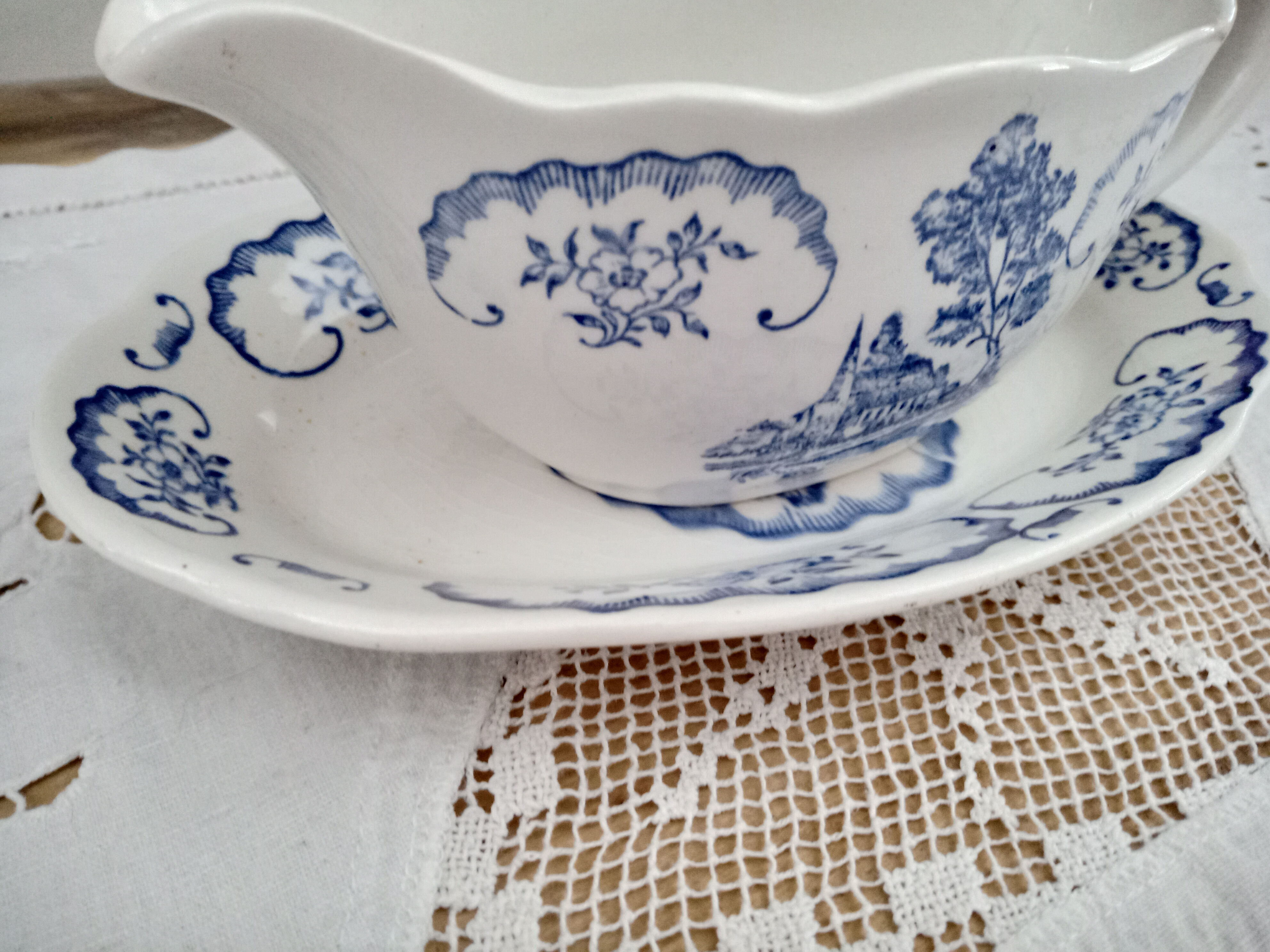 Saucière with its resting place Digoin Sarreguemines model Bernadette