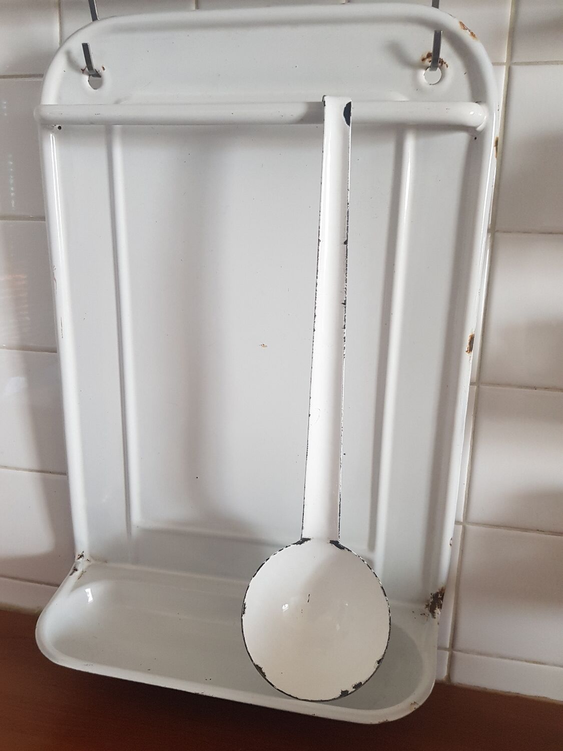 Enamelled utensil holder and ladle