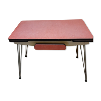 Table en formica rouge avec pieds dit Eiffel vintage 1950