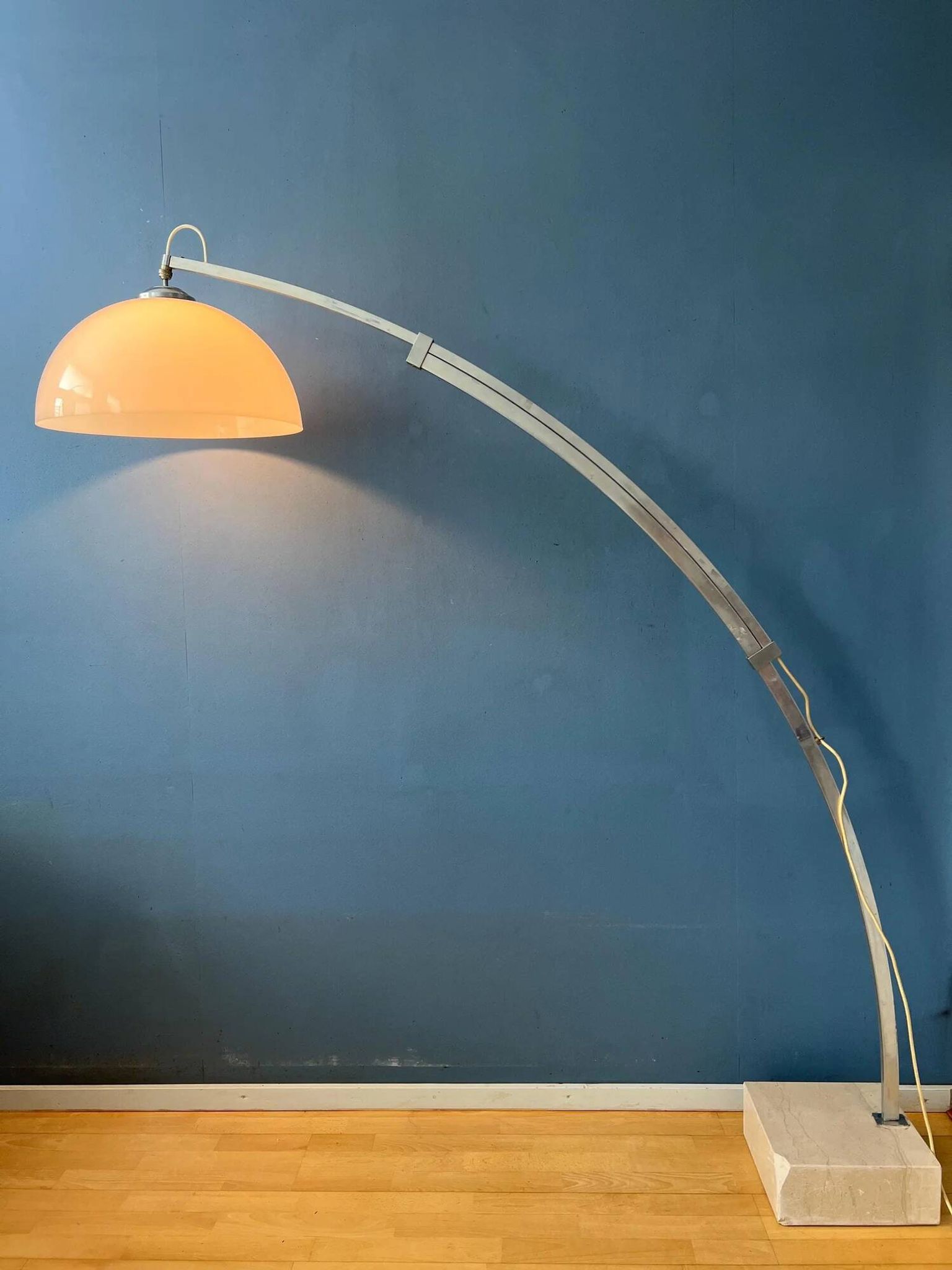 Lampadaire arc vintage de l'ère spatiale dans le style de Guzzini