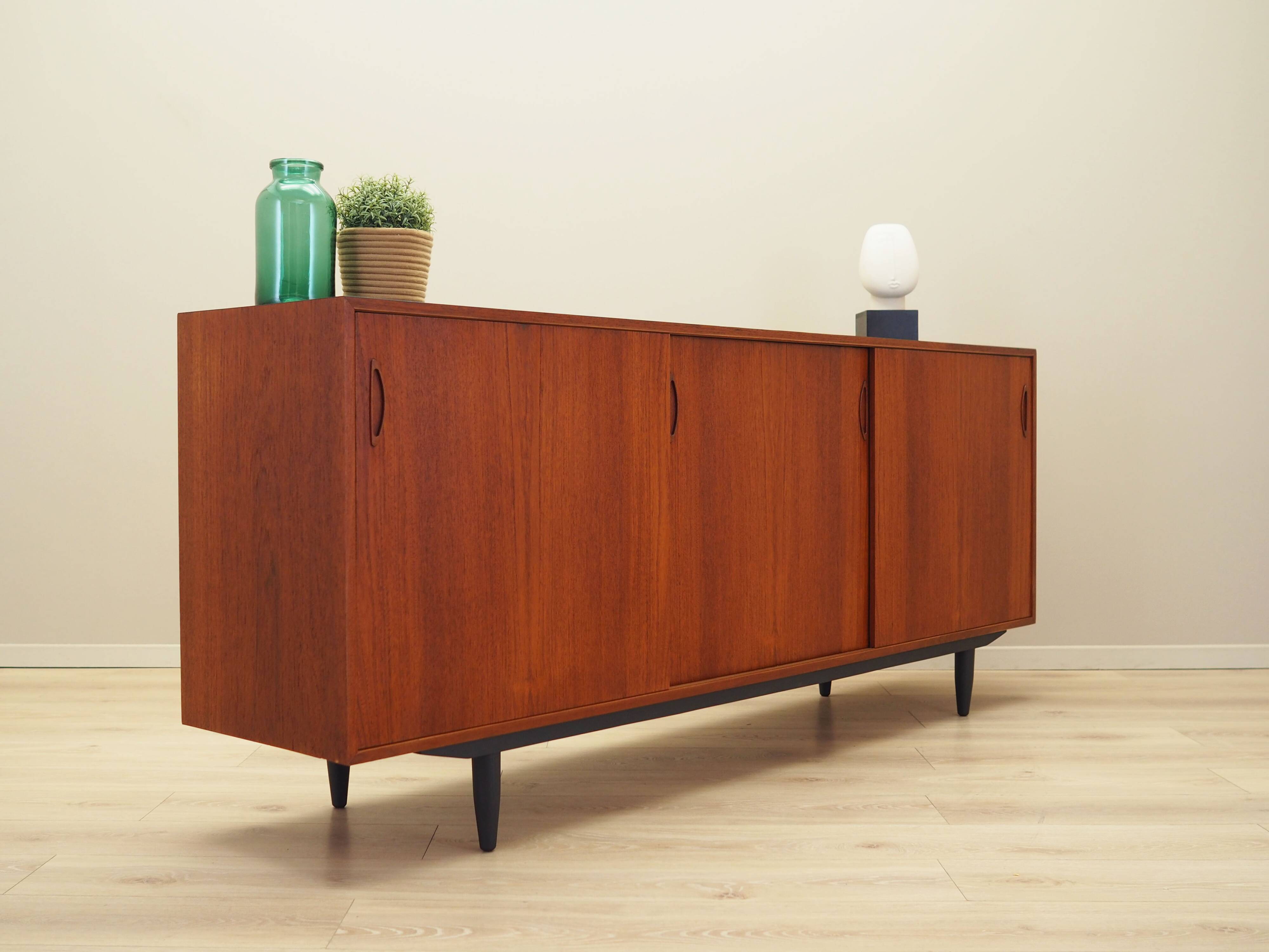 Buffet en teck, design danois, années 1970, production : Danemark