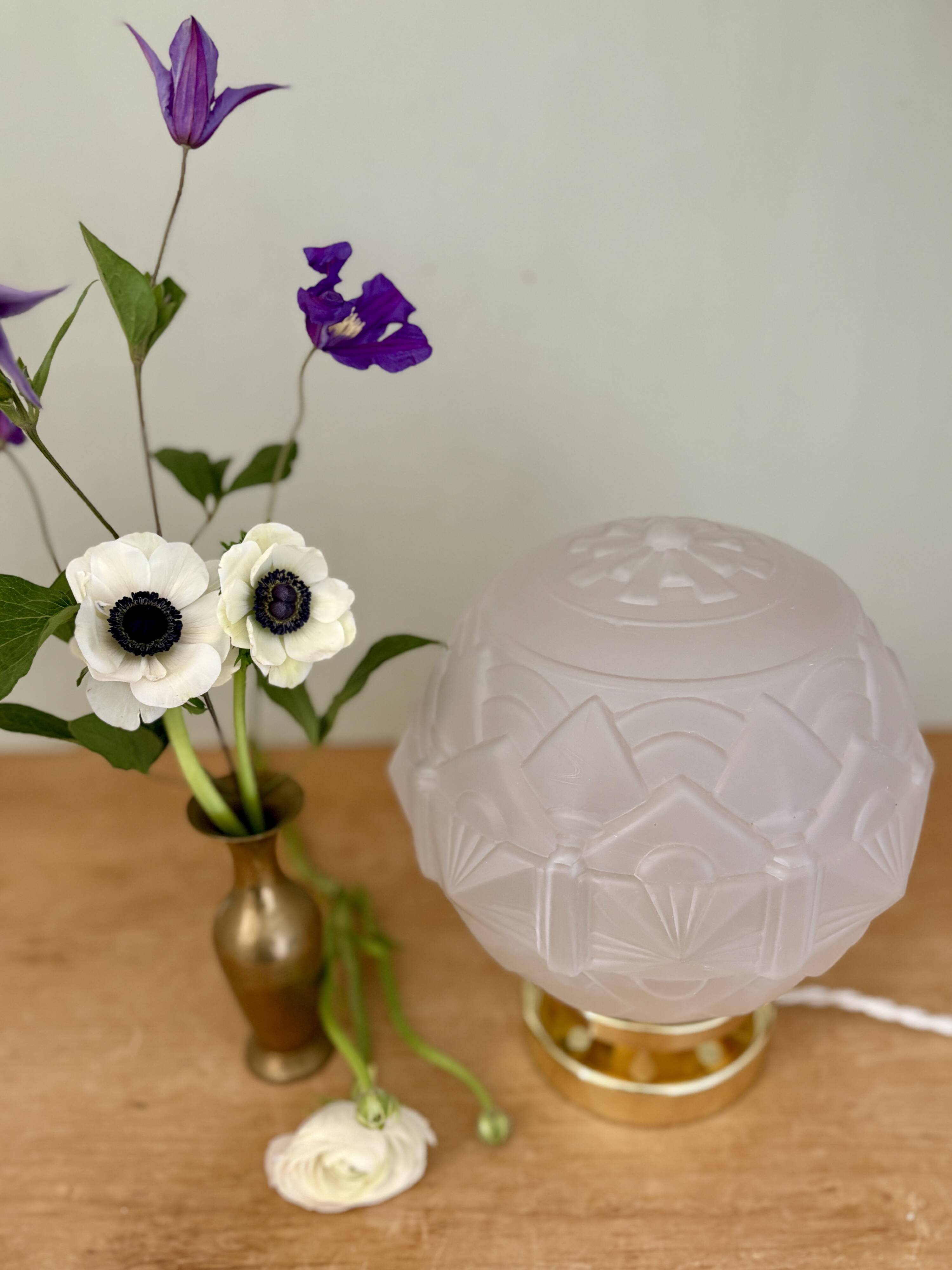 Vintage art deco globe table lamp in frosted glass