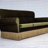 Canapé danois 3 places des années 1970, velours d'ameublement vert, pieds en bois de frêne.