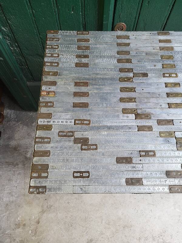 Table desserte atelier 1 tiroir en metal recouverte de morceaux de metre pl