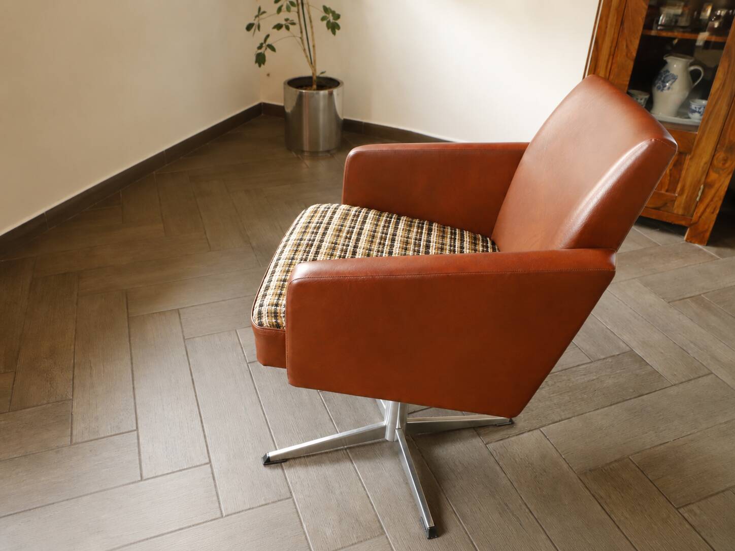 DDR Retro Swivel Armchair (1970s) – Brown Faux Leather & Checkered Seat