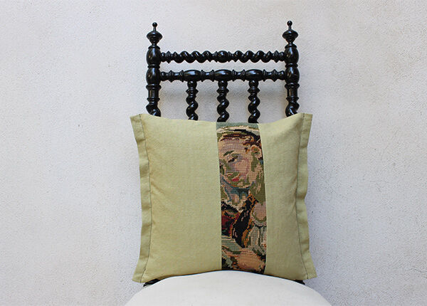 Upcycled cushion "la pensive"
