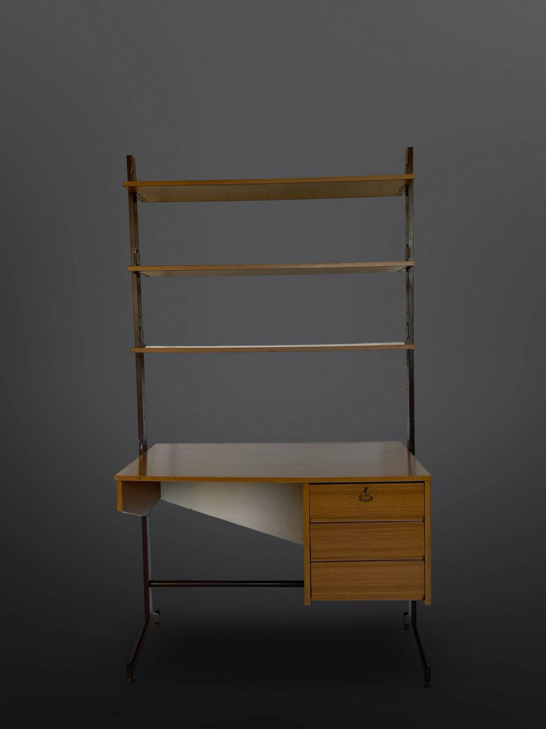 Bibliothèque italienne du milieu du siècle avec bureau.