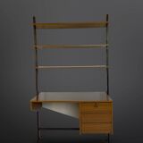 Bibliothèque italienne du milieu du siècle avec bureau.