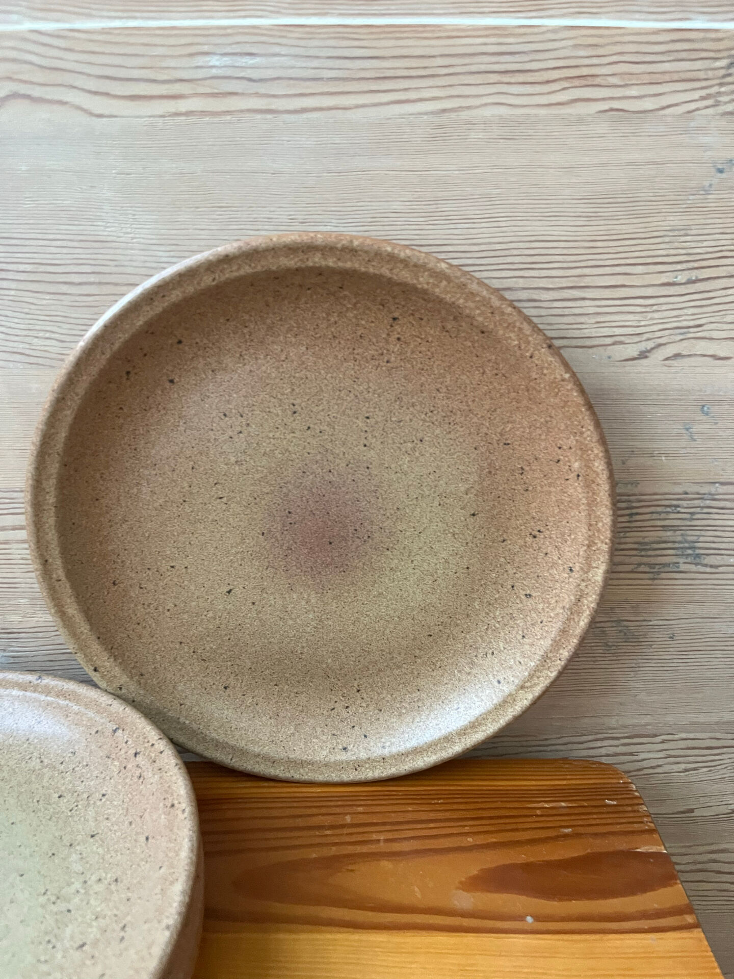 5 flat plates in stoneware