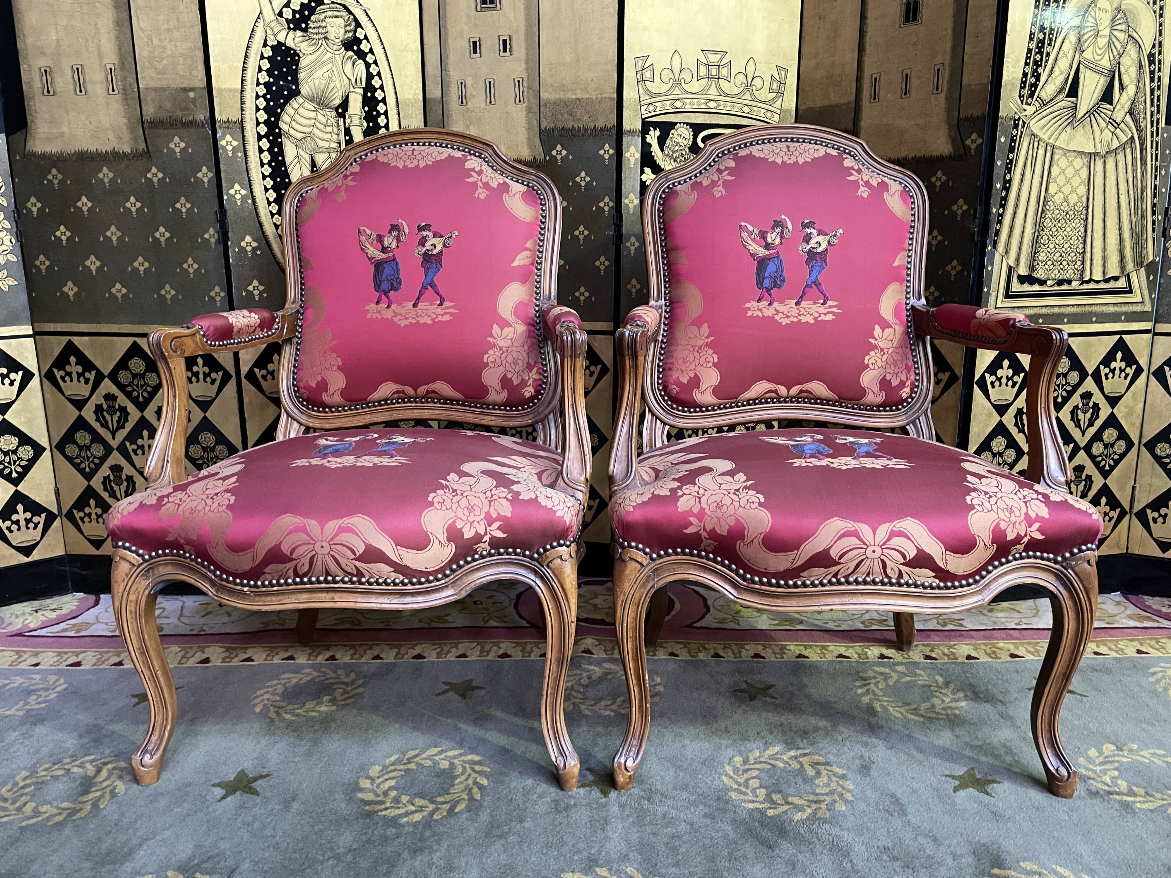 Paire de fauteuils cabriolets de style Louis XV