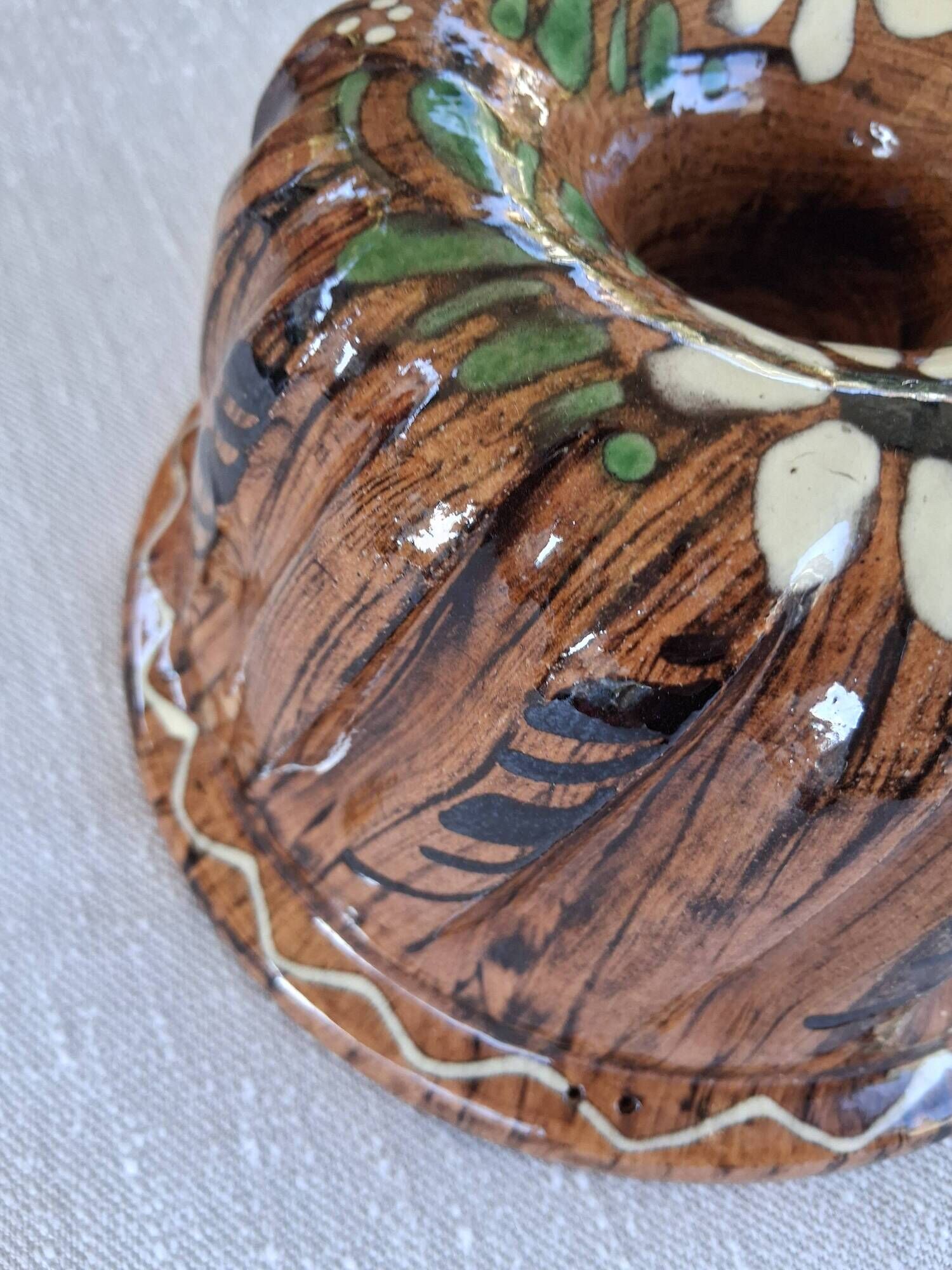 Very nice Alsatian ceramic kouglof dish in very good condition.