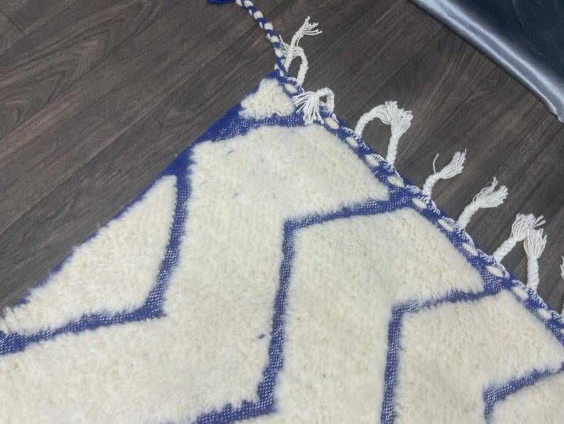 Moroccan Berber rug decorated 250cm x 150cm