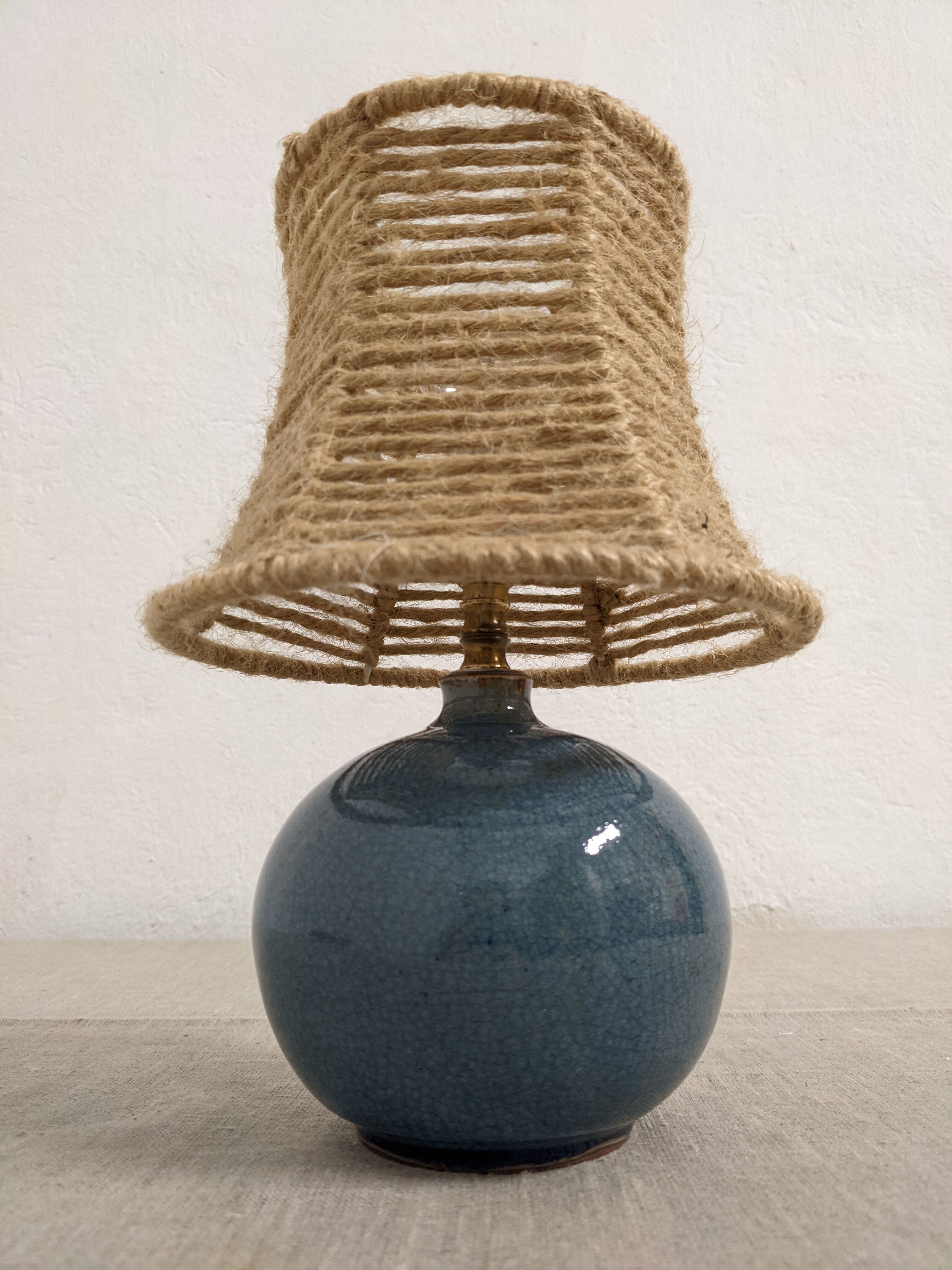Lampe boule de chevet vintage en grès vernissé et corde de jute
