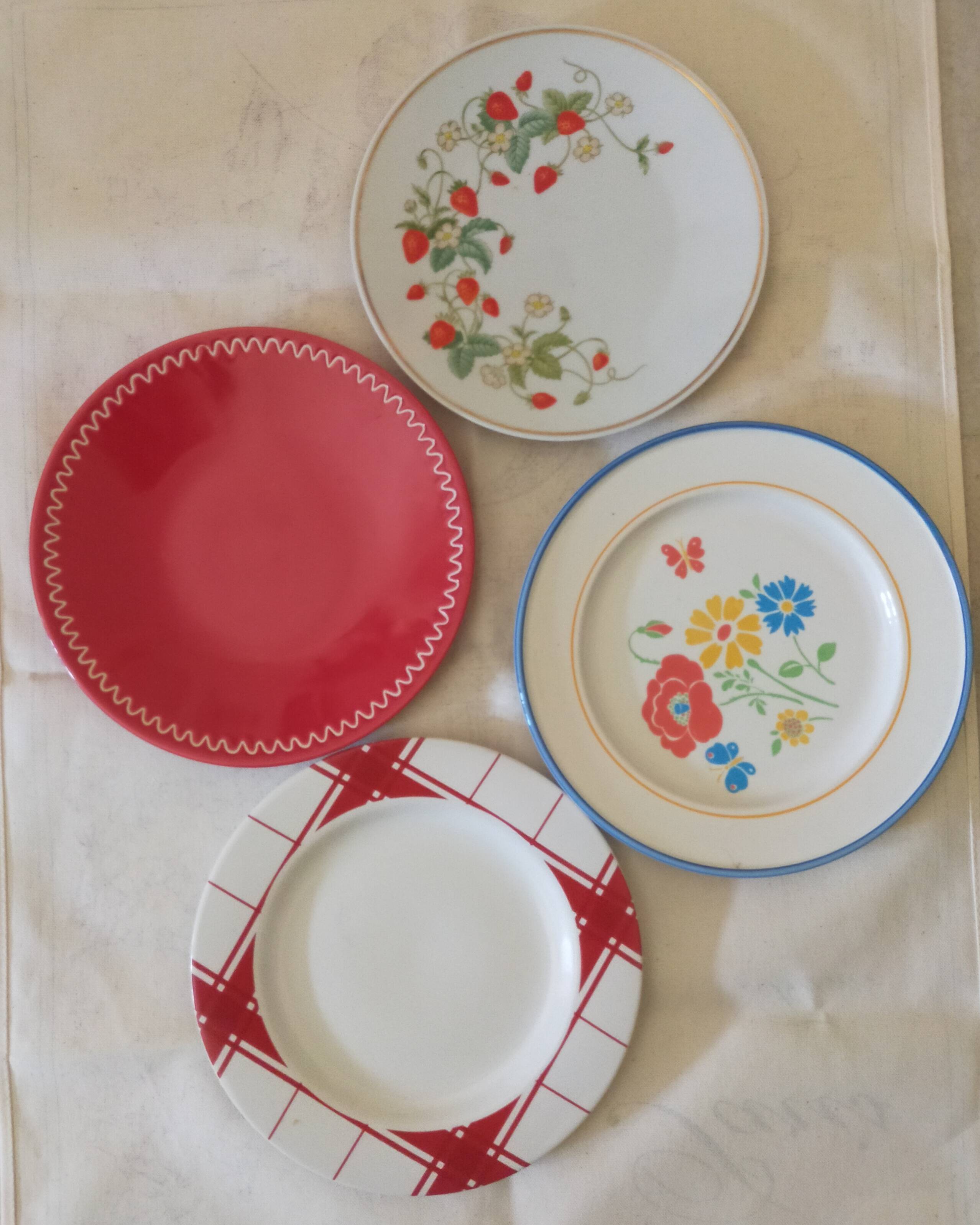 Set of four retro dessert plates in shades of red