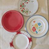 Set of four retro dessert plates in shades of red