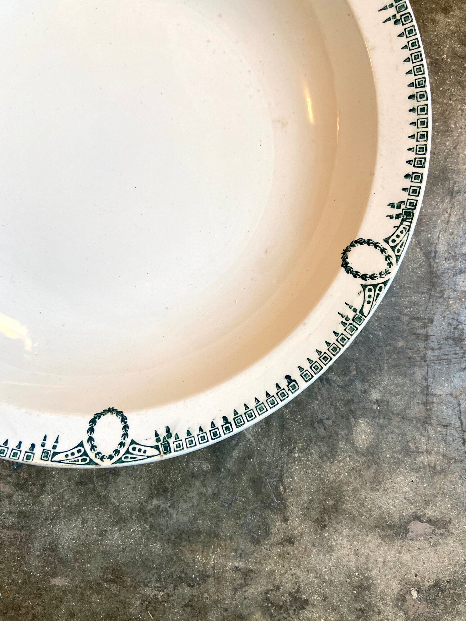 Round and hollow dish St Amand & Hamage in white and blue iron earth