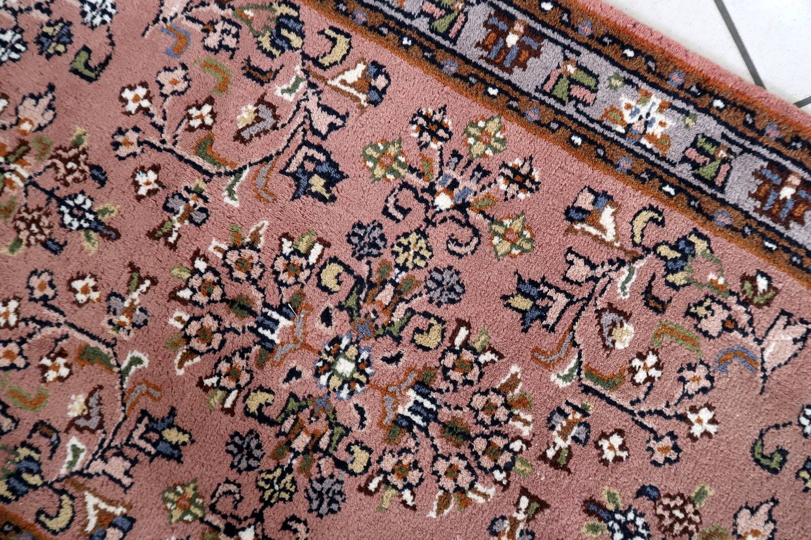 Tapis vintage Seraband à motifs floraux fait main