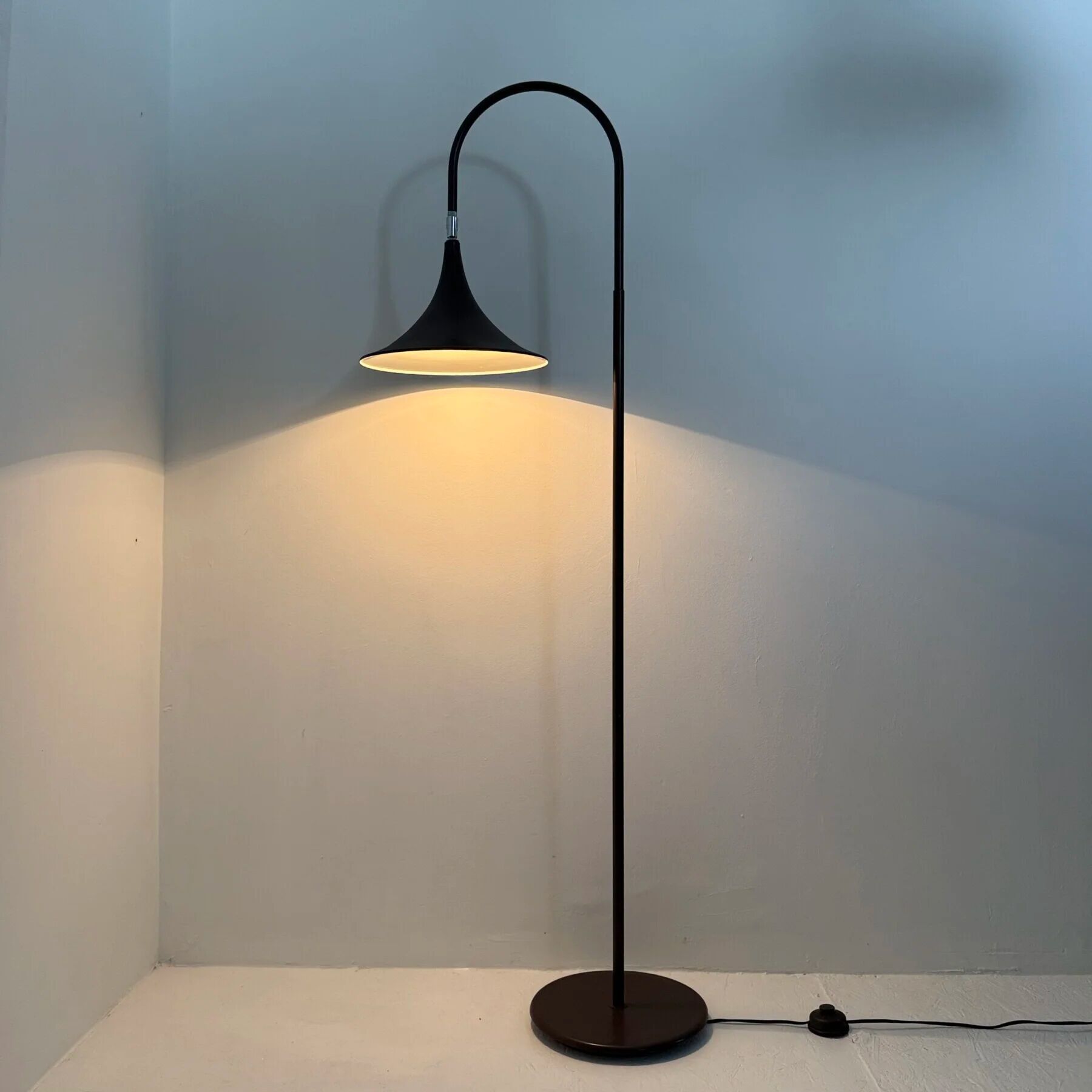Hala Zeist Trumpet brown minimalist floor lamp, 1970s Dutch design
