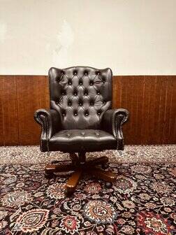 Chaise de directeur Chesterfield classique anglaise noire