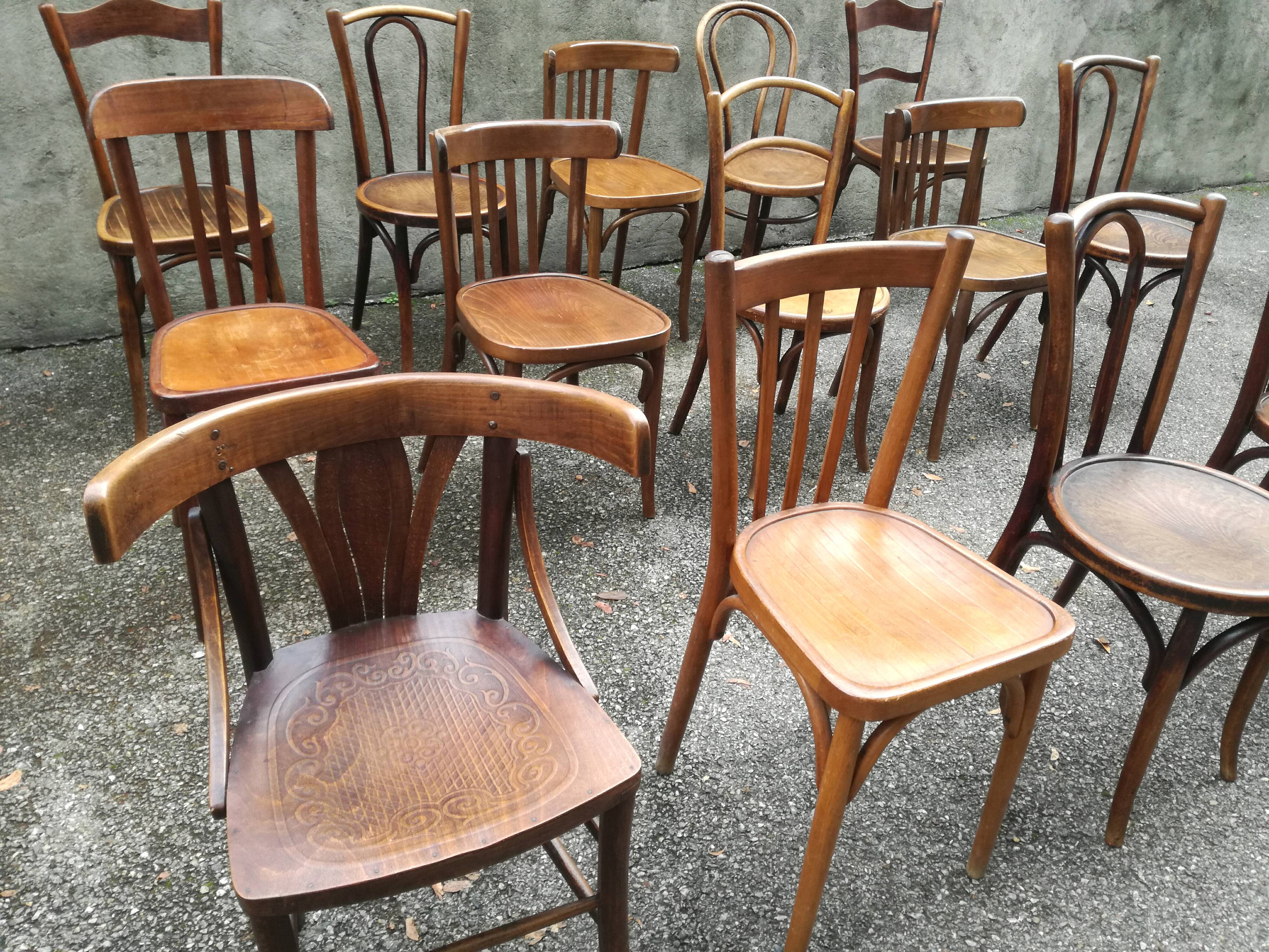 Lot de 15 chaises bistrot vintage