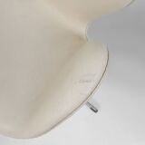 Set of two leather Swan chairs by Arne Jacobsen for Fritz Hansen