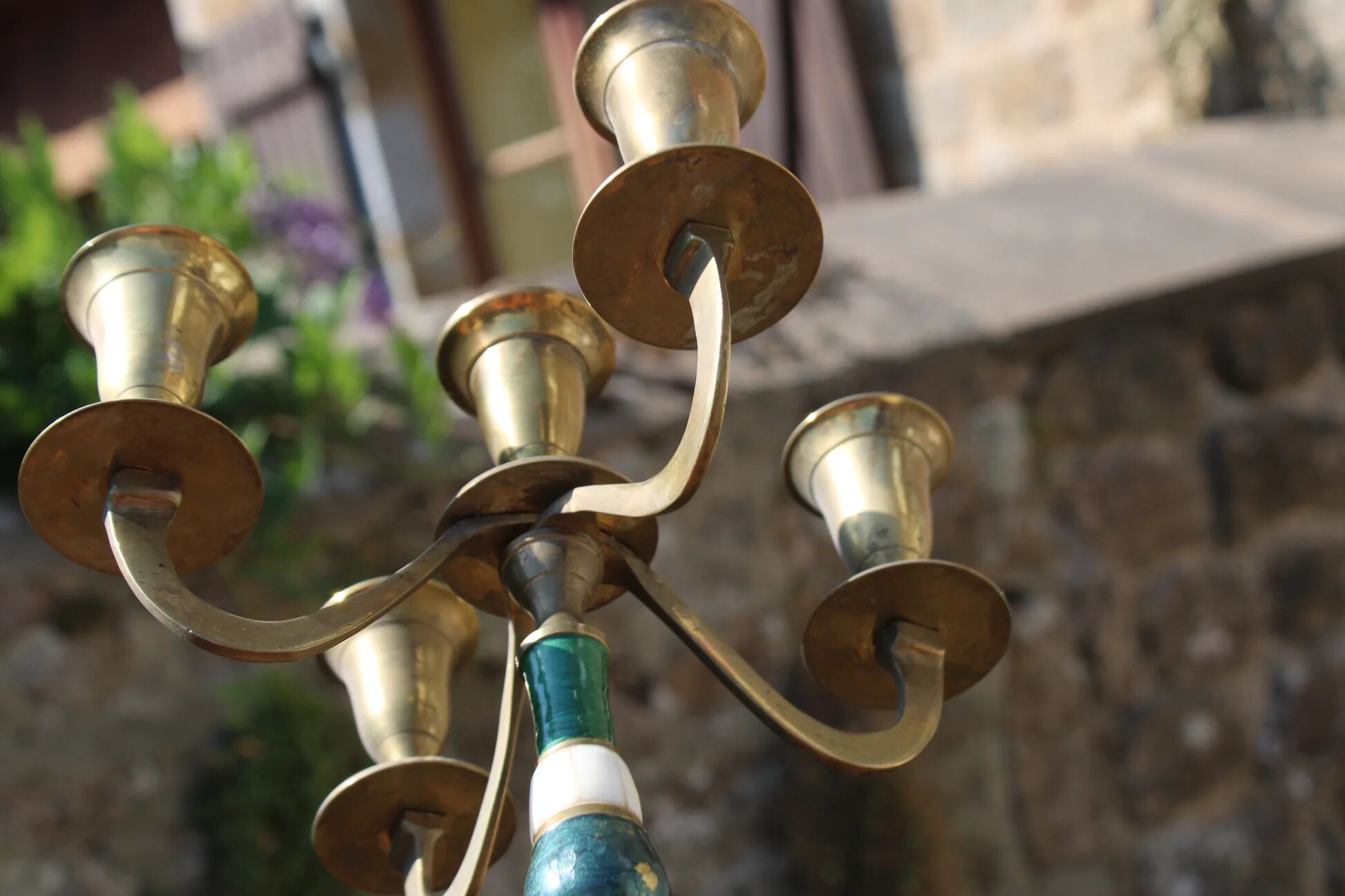 Vintage 5-light candelabrum in brass – Green and white decor